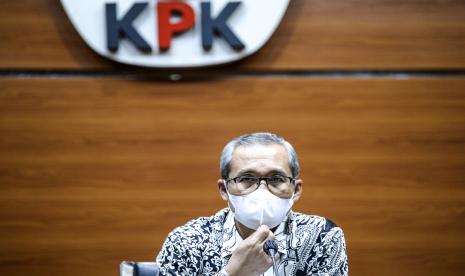 Wakil Ketua KPK Alexander Marwata memberikan keterangan pers saat menerima kunjungan dari lembaga Pusat Pelaporan dan Analisis Transaksi Keuangan (PPATK) di Gedung Merah Putih KPK, Jakarta, Rabu (17/11/2021). Kedatangan Ketua PPATK beserta jajaran tersebut dalam rangka kunjungan kerja dan silaturahmi untuk koordinasi dan supervisi pencegahan (Korsupgah) dengan KPK.