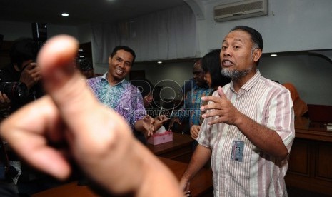 Wakil Ketua KPK Bambang Widjojanto berjalan saat tiba memenuhi undangan di kantor Komisi Nasional Hak Asasi Manusia (Komnas HAM),Jakarta, Selasa (27/1).(Republika/ Tahta Aidilla)