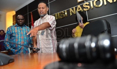 Wakil Ketua KPK Bambang Widjojanto berjalan saat tiba memenuhi undangan di kantor Komisi Nasional Hak Asasi Manusia (Komnas HAM),Jakarta, Selasa (27/1).(Republika/ Tahta Aidilla)