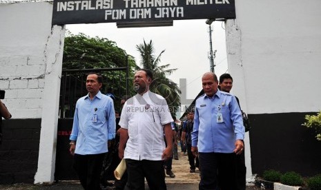   Wakil Ketua KPK, Bambang Widjojanto (tengah) saat meninjau Rumah Tahanan KPK di kawasan kompleks militer Pomdam Jaya, Jalan Guntur, Jakarta Selatan, Rabu (21/11).  (Republika/Edwin Dwi Putranto)