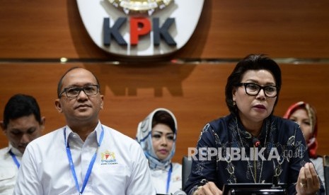 Wakil Ketua KPK Basaria Panjaitan (kanan) bersama Ketum Kadin Roslan P Roeslani menggelar konferensi pers usai audiensi bersama pimpinan KPK di Gedung KPK, Jakarta, Selasa (4/4).