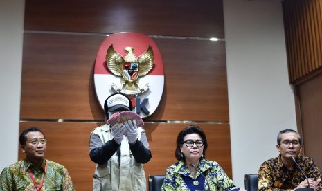 Wakil Ketua KPK Basaria Panjaitan (kedua kanan) dan Alexander Marwata (kanan), Jaksa Agung Muda Pengawasan (Jamwas) Kejagung Widyo Pramono (kiri) bersama penyidik KPK menunjukkan barang bukti hasil operasi tangkap tangan (OTT) Jaksa Kejati Bengkulu di Gedung KPK, Jakarta, Jumat (9/6).