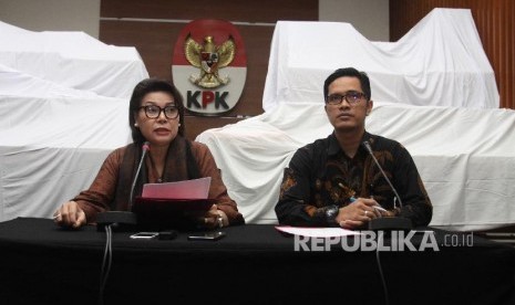 Wakil Ketua KPK Basaria Panjaitan (kiri) 