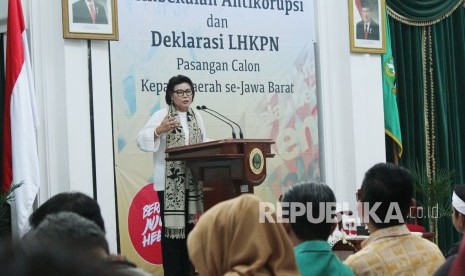 Wakil Ketua KPK Basaria Panjaitan menyampaikan materi pada Pembekalan Antikorupsi dan Deklarasi LHKPN Pasangan Calon Kepala Daerah se-Jawa Barat, di Gedung Sate, Kota Bandung, Selasa (17/4).