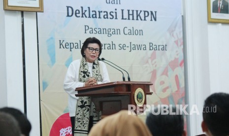 Wakil Ketua KPK Basaria Panjaitan menyampaikan materi pada Pembekalan Antikorupsi dan Deklarasi LHKPN Pasangan Calon Kepala Daerah se-Jawa Barat, di Gedung Sate, Kota Bandung, Selasa (17/4).