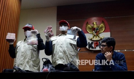 Wakil Ketua KPK Laode M. Syarif bersama penyidik memperlihatkan barang bukti saat konferensi pers di Gedung KPK, Jakarta, Sabtu (4/5). KPK menetapkan tiga orang tersangka yaitu Hakim Pengadilan Negeri Balikpapan Kayat, Pihak Swasata Sudarman dan pengacara Johnson Siburian beserta barang bukti uang sebanyak Rp 228,5 juta dari Rp 500 juta yang dijanjikan, terkait kasus suap penanganan perkara pidana di Pengadilan Negeri Balikpapan Tahun 2018. 