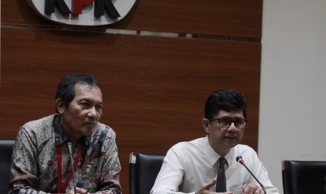 Wakil Ketua KPK, Laode M Syarif (kanan) dan Saut Situmorang (kiri) menggelar konferensi pers terkait tersangka baru kasus korupsi di Gedung KPK, Jakarta, Senin (10/6/2019).