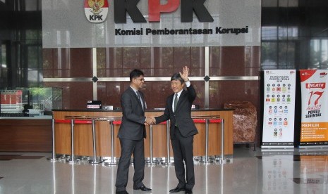 Pertemuan KPK Indonesia - KPK Hongkong: Wakil Ketua KPK Laode M Syarif (kiri) berjabat tangan dengan Komisioner Independent Commision Against Corruption (ICAC) atau Komisi Anti-Korupsi Hong Kong Simon YL Peh (kanan) usai melakukan pertemuan di Gedung KPK, Jakarta, Senin (25/2/2019).