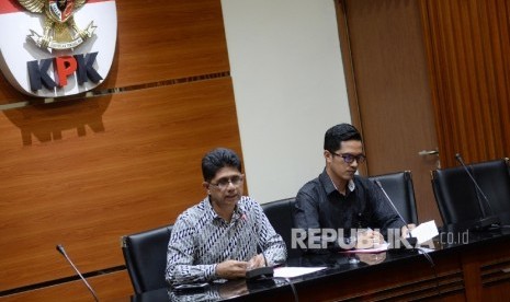 Wakil Ketua KPK Laode M Syarif (kiri), didampingi Jubir Komisi Pemberantasan Korupsi (KPK) Febri Diansyah saat konferensi pers di Gdung KPK, Jakarta, Rabu (2/8). KPK melakukan operasi tangkap tangan 5 orang diantaranya pejabat dan aparat penegak hukum di Kabupaten Pamekasan, Madura dalam kasus suap penggelapan dana desa. 