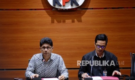 Wakil Ketua KPK Laode M Syarif (kiri), didampingi Jubir Komisi Pemberantasan Korupsi (KPK) Febri Diansyah saat konferensi pers di Gdung KPK, Jakarta, Rabu (2/8). KPK melakukan operasi tangkap tangan 5 orang diantaranya pejabat dan aparat penegak hukum di Kabupaten Pamekasan, Madura dalam kasus suap penggelapan dana desa. 