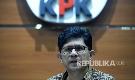 Wakil Ketua KPK Laode M Syarif memberikan keterangan terkait Operasi Tangkap Tangan (OTT) di Gedung KPK, Jakarta, Sabtu (7/10).