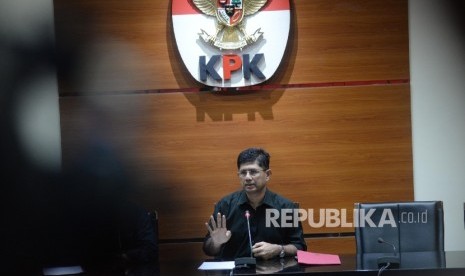 Wakil Ketua KPK Laode M Syarif menggelar konferensi pers terkait penangkapan operasi tangkap tangan (OTT) Walikota Batu di Gedung KPK, Jakarta, Ahad (17/9). 