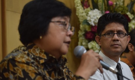 Wakil Ketua KPK Laode Muhammad Syarif (kanan) dan Menteri Lingkungan Hidup dan Kehutanan Siti Nurbaya (kiri) memberikan keterangan pers di Gedung KPK, Jakarta, Rabu (14/9).