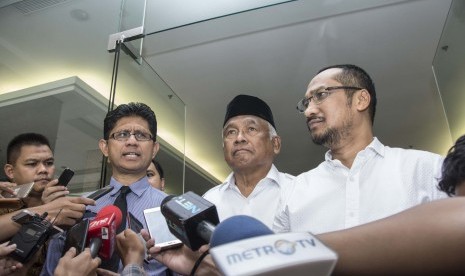 Wakil Ketua KPK Laode Muhammad Syarif (kiri) bersama mantan Ketua Pimpinan KPK Taufiqurrahman Ruki (tengah) dan Abraham Samad (kanan) menjawab pertanyaan wartawan seusai menjenguk penyidik KPK Novel Baswedan di RS Mitra Keluarga Kelapa Gading, Jakarta, (11/4).