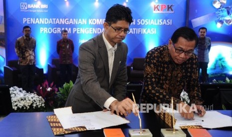 Wakil Ketua KPK, Laode Muhammad Syarif (kiri), Direktur Utama Bank BRI Asmawi Syam (kanan) berjalan saat akan melakukan Penandatanganan pakta integritas ini di Jakarta, Jumat (22/7), (Republika/Tahta Aidilla)