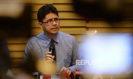 Wakil Ketua KPK Laode Muhammad Syarif memberikan keterangan pers terkait penetapan Gubernur Sultra sebagai tersangka di Gedung KPK, Jakarta, Selasa (23/8). 