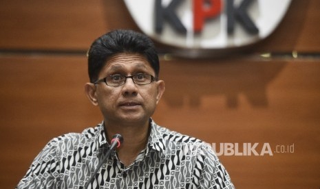 Wakil Ketua KPK Laode Muhammad Syarif memberikan keterangan pers terkait OTT di gedung KPK, Jakarta, Rabu (2/8).