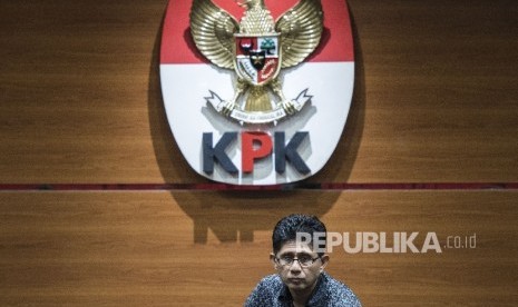 Wakil Ketua KPK Laode Muhammad Syarif menyampaikan keterangan pers kepada awak media di Jakarta, Kamis (15/6).