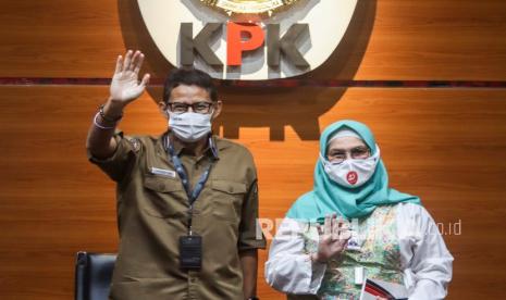 Wakil Ketua KPK Lili Pintauli Siregar (kanan) bersama Menteri Pariwisata dan Ekonomi Kreatif Sandiaga Uno melambaikan tangan saar memberi keterangan pers usai melakukan audiensi, di gedung KPK, Jakarta, Kamis (21/1/2021). Pertemuan tersebut di antaranya penyampaian apresiasi atas pendampingan dan pengawalan KPK dalam pengelolaan anggaran terkait penanganan COVID-19 dan pemulihan ekonomi nasional di bidang pariwisata dan ekonomi kreatif tahun 2020. 