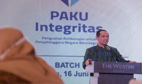 Wakil Ketua KPK Nurul Gufron bersama Founder ESQ Group Ary Ginanjar Agustian saat kegiatan Program Pelatihan Penguatan Antikorupsi untuk Penyelenggara Negera Berintegritas (Paku Integritas) Batch 1 untuk para Eselon 1 dan 2 Kementerian Lingkungan Hidup dan Kehutanan Republik Indonesia (KLHK) di The Westin Hotel Jakarta, Kamis (16/6/2022).