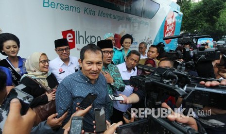 Wakil Ketua KPK Saut Situmorang diwawancara wartawan usai meninjau fasilitas bus Jelajah Negeri Bangun Antikorupsi saat Road Show Kota Antikorupsi, di Balai Kota Bandung, Selasa (30/10).