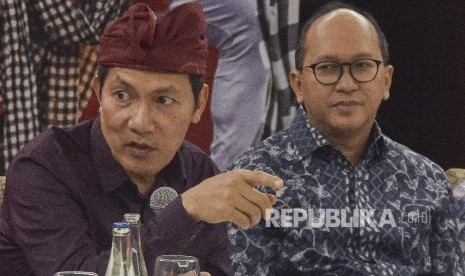 Wakil Ketua KPK Saut Situmorang (kiri) bersama Ketua Umum Kamar Dagang dan Industri (Kadin) Indonesia Rosan P Roeslani (kanan) menyampaikan pandangannya saat menjadi pembicara dalam rangkaian Rapat Pimpinan Nasional (Rapimnas) Kadin 2019 di Nusa Dua, Badung, Bali, Kamis (28/11/2019). Kegiatan tersebut untuk memberikan masukan kepada pengusaha dalam mencegah kasus suap pengusaha kepada birokrat. 