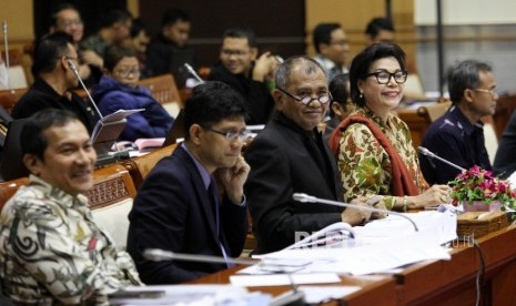 Wakil Ketua KPK Saut Situmorang (kiri) dan Wakil Ketua KPK La Ode Muhammad Syarif (Kanan) berbincang saat mengikuti Rapat Dengar Pendapat (RDP) dengan Komisi III DPR RI di Kompleks Parlemen, Senayan, Jakarta, Selasa (14/6).  (Republika/Rakhmawaty La'lang)