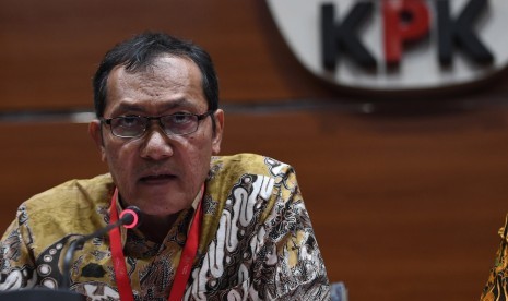 Wakil Ketua KPK Saut Situmorang memberikan tanggapan soal putusan Mahkamah Agung yang membebaskan terdakwa kasus korupsi Surat Keterangan Lunas (SKL) Bantuan Likuiditas Bank Indonesia (BLBI) Syafruddin Arsyad Temenggung di gedung KPK, Jakarta, Selasa (9/7/2019). 