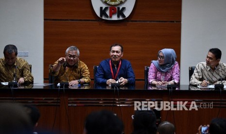 Wakil Ketua KPK Saut Situmorang (tengah), Ketua KPU Arief Budiman (kedua kiri), Komisioner KPU Ida Novida Ginting Manik (kedua kanan), Deputi Pencegahan KPK Pahala Nainggolan (kiri) dan Direktur LHKPN KPK Isnaini memberikan keterangan pers di kantor KPK, Jakarta, Senin (8/4/2019).