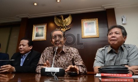  Wakil Ketua KPK Zulkarnain (tengah) menjelaskan hasil pertemuan bersama Wakil Ketua DPR, Taufik Kurniawan (kiri) kepada media di Gedung Parlemen, Jakarta, Selasa (23/6).