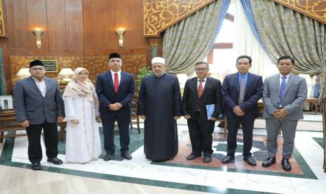 Wakil Ketua Lazis ASFA Anizar Masyhadi bersama Grand Syaikh Al Azhar Ahmad Muhammad Thayyib bekerja sama untuk membantu warga Palestina.