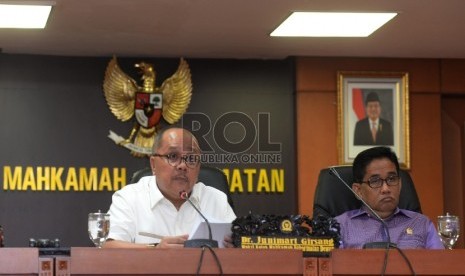 Wakil Ketua Mahkamah Kehormatan Dewan (MKD) ) Junimart Girsang (kiri) dan anggota MKD Bakri (kanan) menerima surat pernyataan dari perwakilan tokoh yang menamakan Gerakan Selamatkan NKRI di ruang Sidang MKD, Komplek Parlemen, Senayan, Jakarta, Jumat (27/11