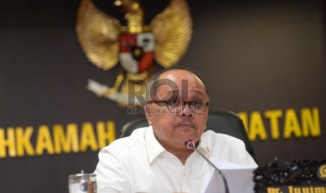 Wakil Ketua Mahkamah Kehormatan Dewan (MKD) ) Junimart Girsang menerima surat pernyataan dari perwakilan tokoh yang menamakan Gerakan Selamatkan NKRI di ruang Sidang MKD, Komplek Parlemen, Senayan, Jakarta, Jumat (27/11). 