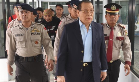 Wakil Ketua Mahkamah Kehormatan Dewan (MKD) Kahar Muzakir dikawal polisi saat meninggalkan ruang sidang kasus dugaan pelanggaran etik Ketua DPR Setya Novanto di komplek Parlemen, Senayan, Jakarta, Selasa (1/12).