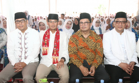 Wakil Ketua Majelis Permusyawaratan Rakyat Indonesia (MPR RI) Mahyudin bersama Ketua BKMT DKI Jakarta, Wakil Gubernur DKI Jakarta Sandiaga Uno. .