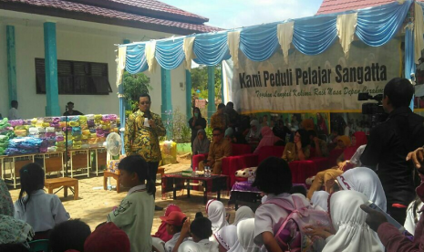 Wakil Ketua Majelis Permusyawaratan Rakyat (MPR) Mahyudin datang ke Sekolah Dasar Negeri (SDN) 007 Sangatta Selatan, Kutai Timur, Kalimantan Timur.