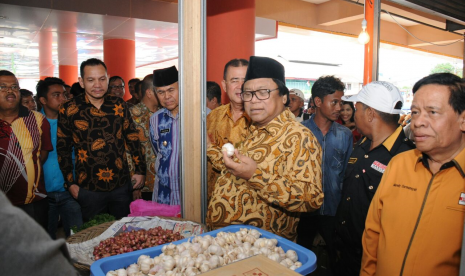 Wakil Ketua Majelis Permusyawaratan Rakyat (MPR) Oesman Sapta didampingi Walikota Padang Mahyeldi pada Ahad (23/9), mengunjungi Pasar Raya, Kota Padang.