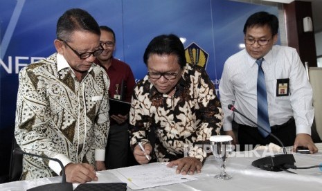 Wakil Ketua MPR Oesman Sapta Odang (kedua kanan) menerima penghargaan surat bukti ikut tax amnesty dari Dirjen Pajak Ken Dwijugiasteadi (kiri)  di Kantor Ditjen Pajak, Jakarta, Kamis (27/10).Republika/Rakhmawaty La'lang