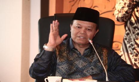 Wakil Ketua Majelis Permusyawaratan Rakyat (MPR) RI  Dr. H M Hidayat Nur Wahid, meminta Menag tak mengeluarkan pernyataan-peryataan yang meresahkan umat.