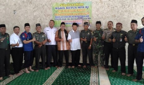 Wakil Ketua Majelis Permusyawaratan Rakyat Republik Indonesia (MPR RI) Hidayat Nur Wahid, mengunjungi jamaah Masjid Mini Baitussalam Koramil 03/ Pasar Minggu, Jakarta Selatan, Rabu (21/6). 