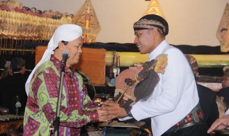 Wakil Ketua Majelis Syuro DPP PKS Hidayat Nur Wahid memberikan wayang kepada dalang Ki Sri Kuncoro dalam pagelaran wayang di halaman DPP PKS, Jakarta, Sabtu (28/1) malam. 