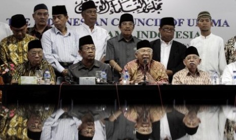 Wakil Ketua Majelis Ulama Indonesia (MUI) Ma'ruf Amin (tengah) didampingi pengurus MUI dan sejumlah ulama menyampaikan pernyataan sikap terkait insiden tragedi Tolikara, Papau di Jakarta, Rabu (22/7). MUI mengutuk keras segala tindakan kekerasan terhadap u