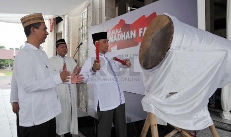 Wakil Ketua Masjid Agung Attin Agus Gunaedi Pribadi (kanan) bersama Pemimpin Redaksi Harian Republika Nasihin Masha membuka acara Republika Ramadhan Fair 2014 di Masjid Attin, Jakarta, Jumat (27/6). (Republika/Edwin Dwi Putranto)