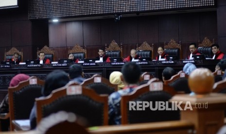 Wakil Ketua MK Anwar Usman (keempat kiri) memimpin sidang di Mahkamah Konstitusi (MK), Jakarta, Selasa (11/7).