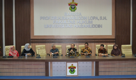 Wakil Ketua MK, Aswanto saat hadir memberikan kuliah umum di Universitas Hasanuddin