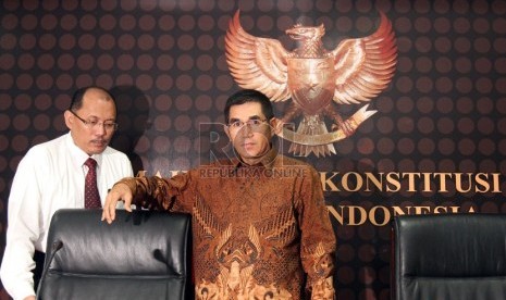   Wakil Ketua MK Hamdan Zoelva (kanan) bersama Sekjen MK Janedri M Gaffar saat memberikan keterangan pada wartawan, di gedung Mahkamah Konstitusi, Jakarta, Kamis (3/10).   (Republika/Adhi Wicaksono)