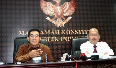  Wakil Ketua MK Hamdan Zoelva (kiri) bersama Sekjen MK Janedri M Gaffar saat memberikan keterangan pada wartawan, di gedung Mahkamah Konstitusi, Jakarta, Kamis (3/10).   (Republika/Adhi Wicaksono)