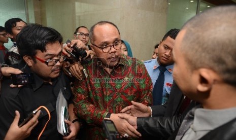 Wakil Ketua MKD Junimart Girsang dimintai keterangan oleh media saat rapat tertutup terkait laporan Menteri ESDM Sudirman Said di Komplek Parlemen Senayan, Jakarta, Senin (23/11).