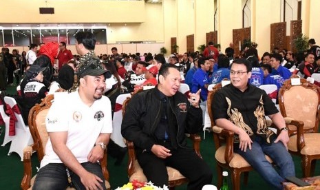 Wakil Ketua MPR Ahmad Basarah dan Ketua MPR Bambang Soesatyo saat membuka Lomba Cerdas Cermat Empat Pilar MPR RI yang diadakan Motor Besar Indonesia (MBI) di Gedung MPR RI, Sabtu (22/2). 