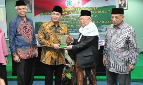 Wakil Ketua MPR Ahmad Basarah (kedua dari kiri) dan Ketua MUI KH Ma'ruf Amin dalam Seminar Pendidikan dan Penguatan Empat Pilar Kebangsaan Berbasis IT dengan bekerja sama dengan MPR RI, Rabu (2/5).